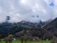 Die Wolken an den Bergen bei Ettenhausen beginnen sich aufzulösen
